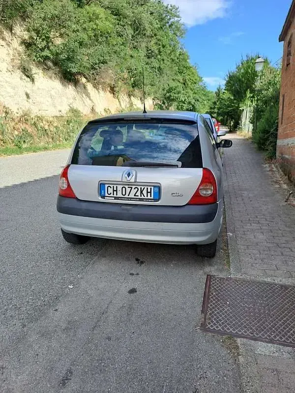 Usata Renault Clio II 75 CV (55 kW) 2003 Berlina