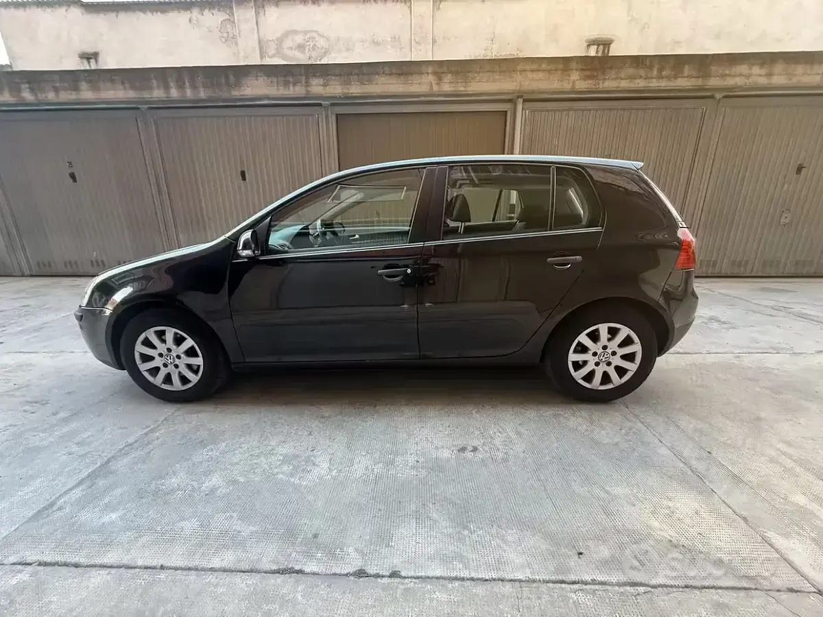 Usata VW Golf V 105 CV (77 kW) 2007 Nero Utilitaria