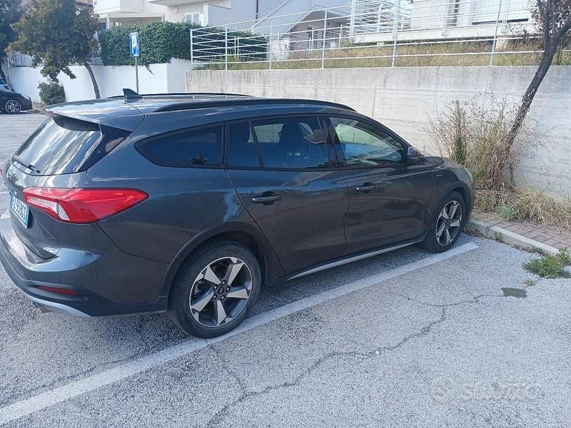 Usata Ford Focus 125 CV (91 kW) 2020 Grigio Station wagon
