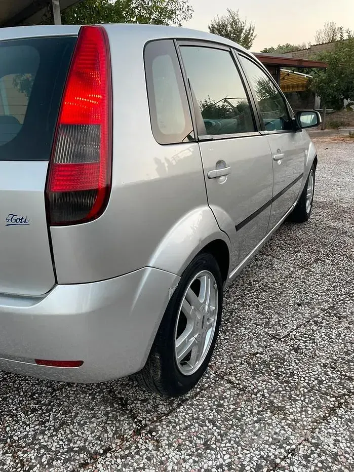 Usata Ford Fiesta 75 CV (55 kW) 2005 Grigio Utilitaria