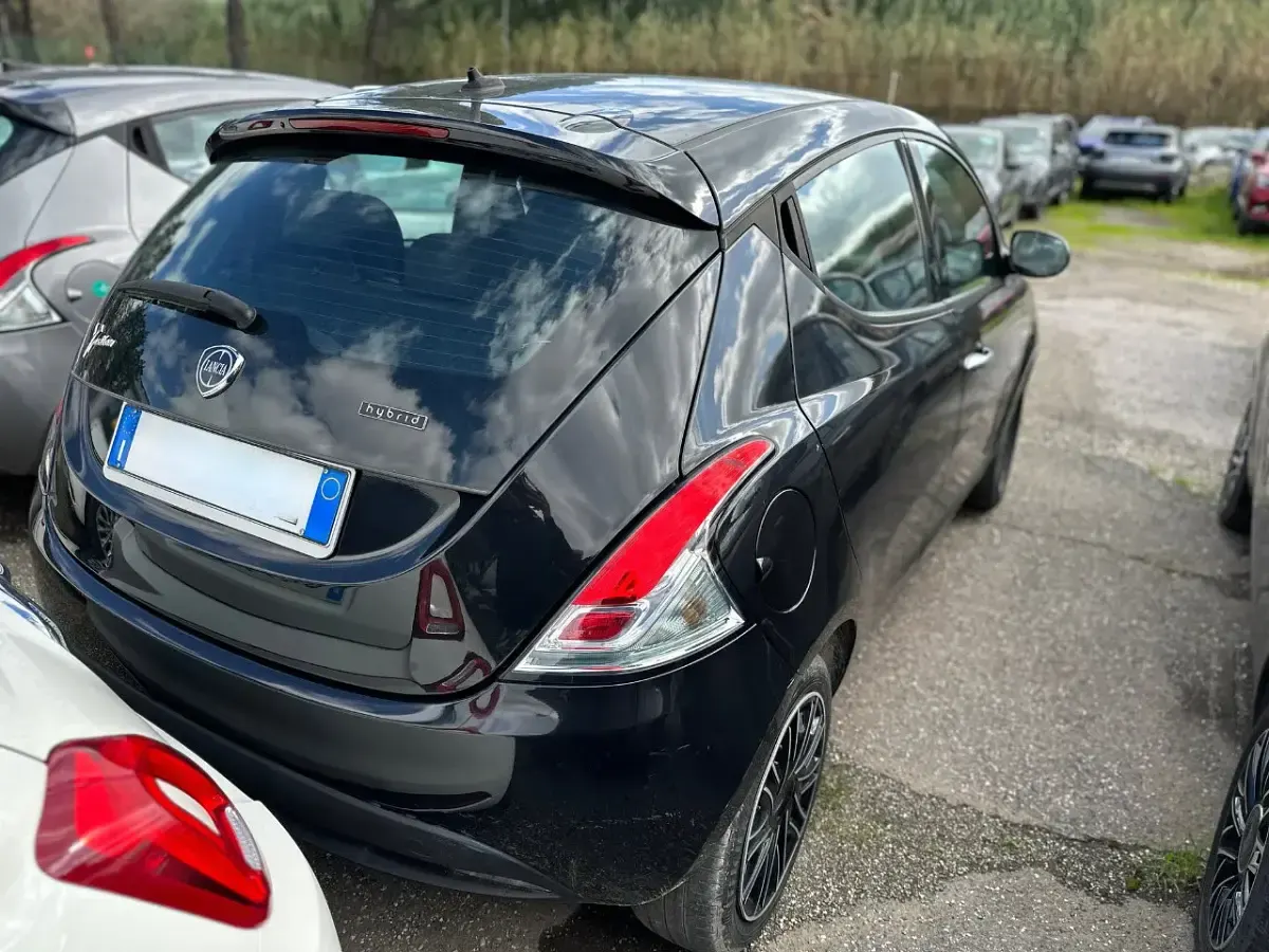 Usata Lancia Ypsilon Silver 70 CV (51 kW) 2023 Nero Utilitaria