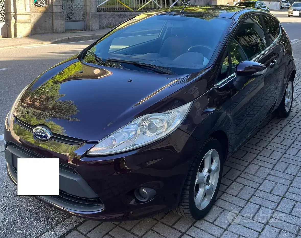 Usata Ford Fiesta Titanium 97 CV (71 kW) 2010 Rosso Berlina