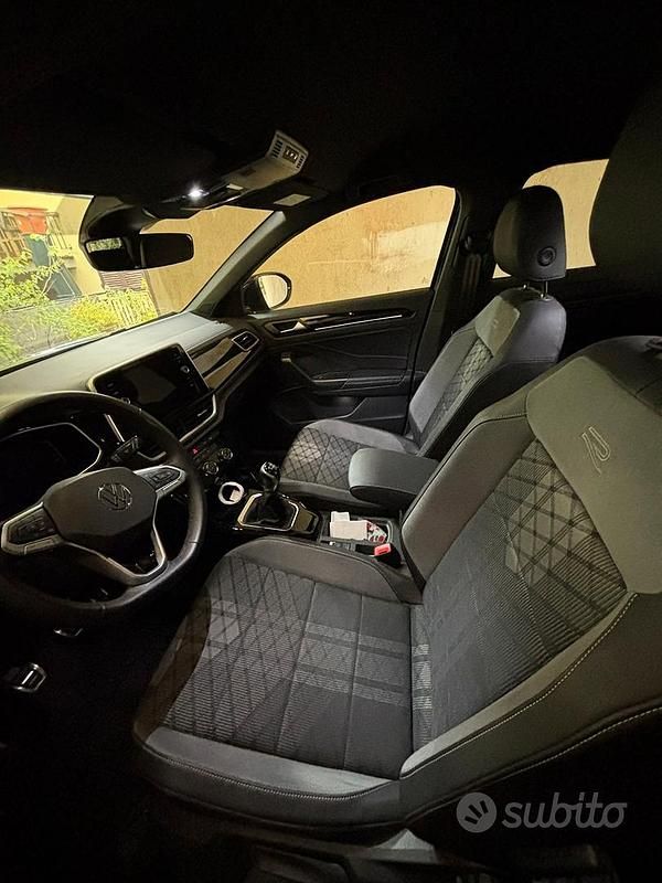 Usata VW T-Roc R-line 116 CV (85 kW) 2024 Nero SUV