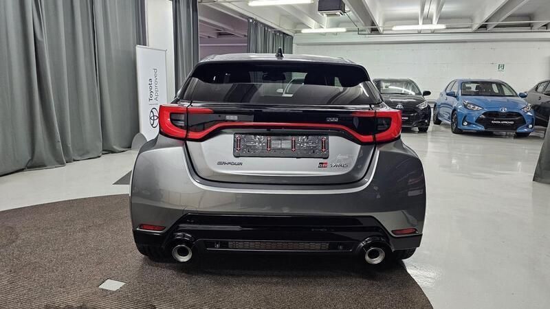 Usata Toyota Yaris 280 CV (205 kW) 2024 Grigio Berlina