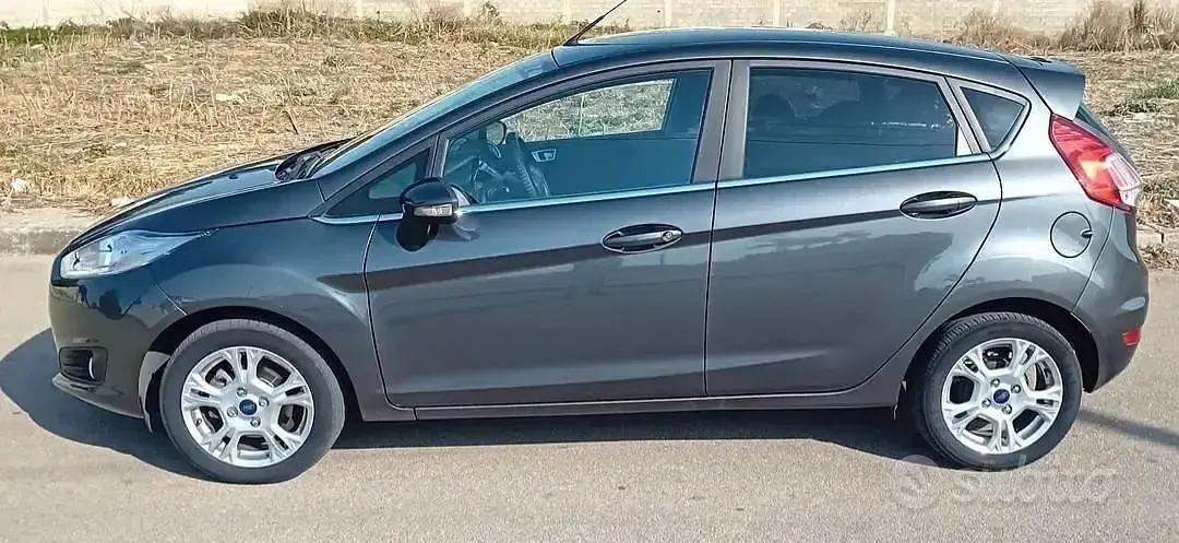Usata Ford Fiesta Titanium 97 CV (71 kW) 2016 Grigio Utilitaria