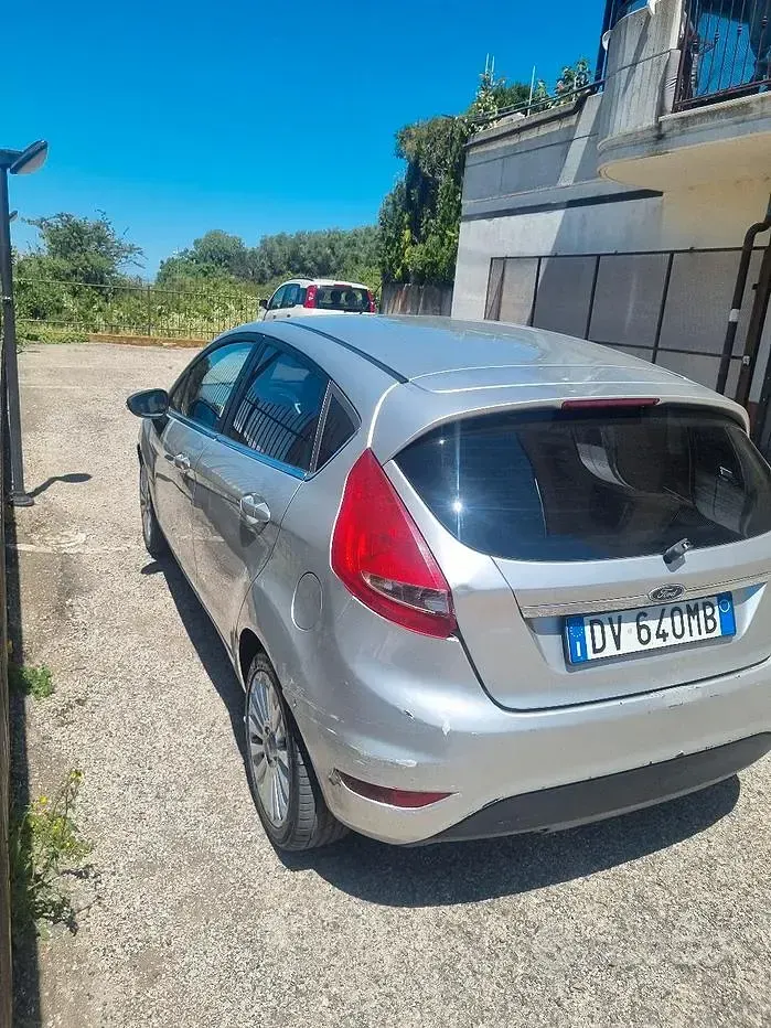 Usata Ford Fiesta 82 CV (60 kW) 2009 Grigio Berlina