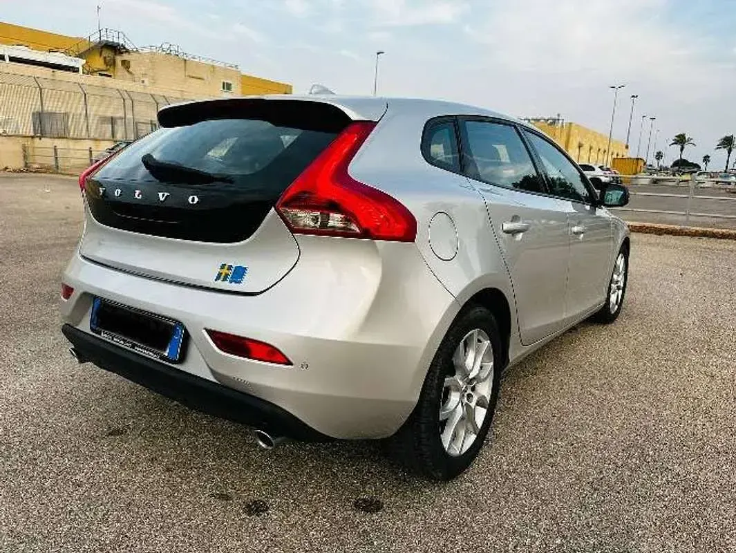 Usata Volvo V40 Business Edition 120 CV (88 kW) 2019 Argento Berlina