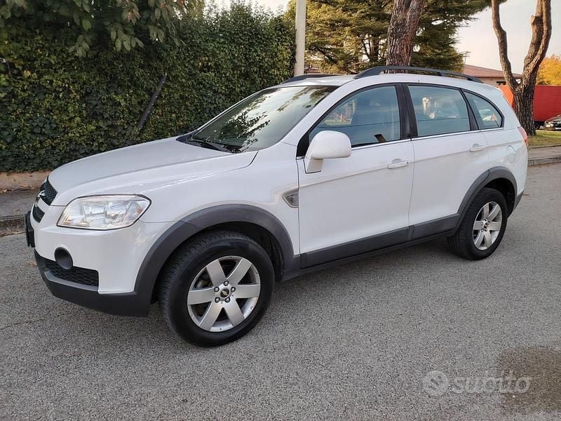 Bianco Usata 2009 Chevrolet Captiva SUV | 3890 € (Buon prezzo) - Immagine 1/4