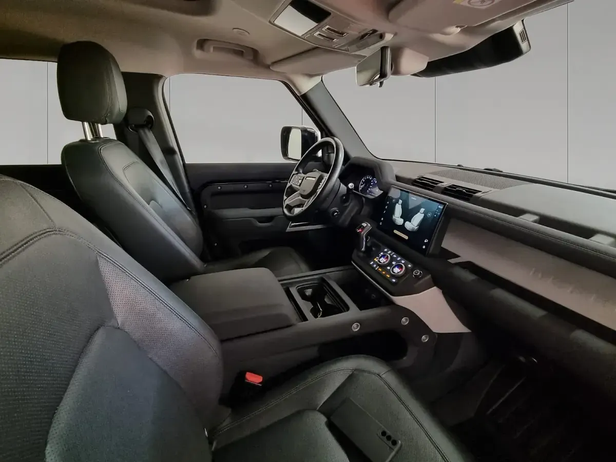 Usata Land Rover Defender 249 CV (183 kW) 2023 Santorini black SUV