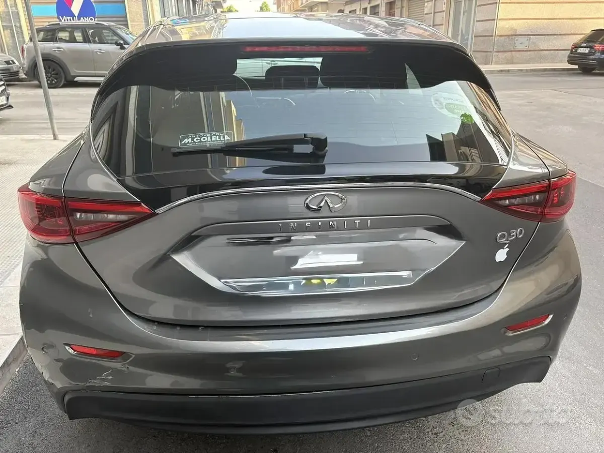 Usata Infiniti Q30 109 CV (80 kW) 2017 Grigio SUV