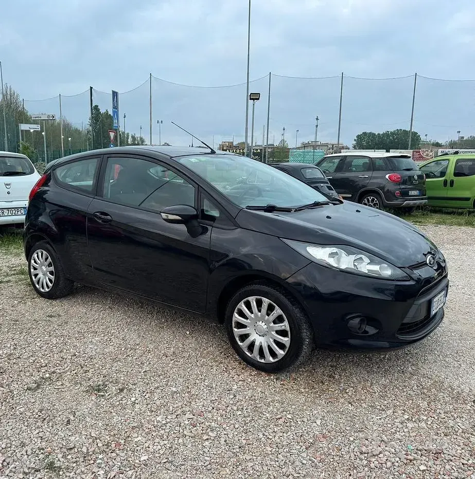 Usata Ford Fiesta 92 CV (67 kW) 2010 Nero Berlina