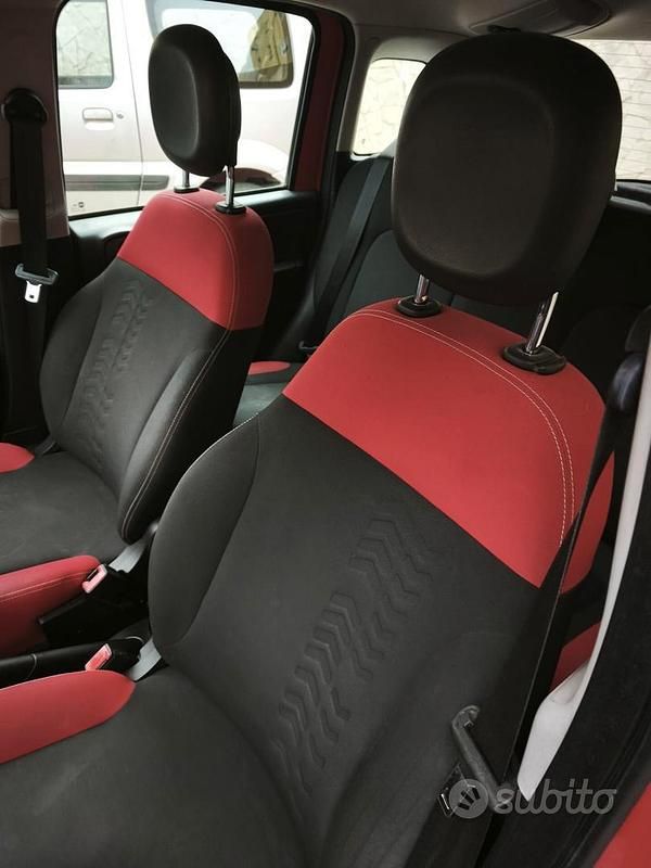 Usata Fiat Panda Lounge 69 CV (50 kW) 2018 Rosso Utilitaria