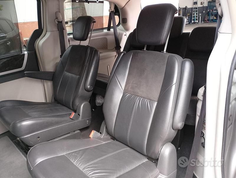 Usata Chrysler Grand Voyager 163 CV (119 kW) 2010 Grigio Monovolume