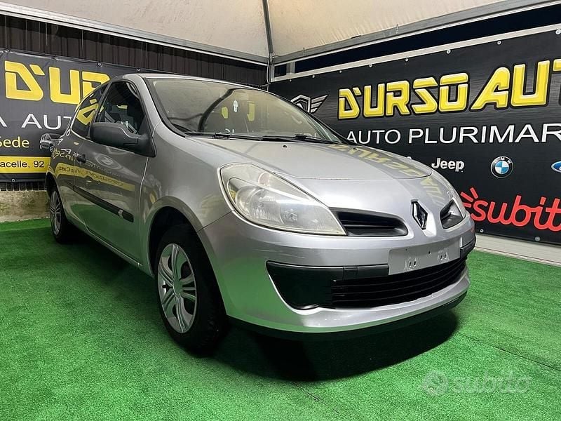 Grigio Usata 2006 Renault Clio II Tre volumi | 1999 € (Ottimo prezzo) - Immagine 1/4