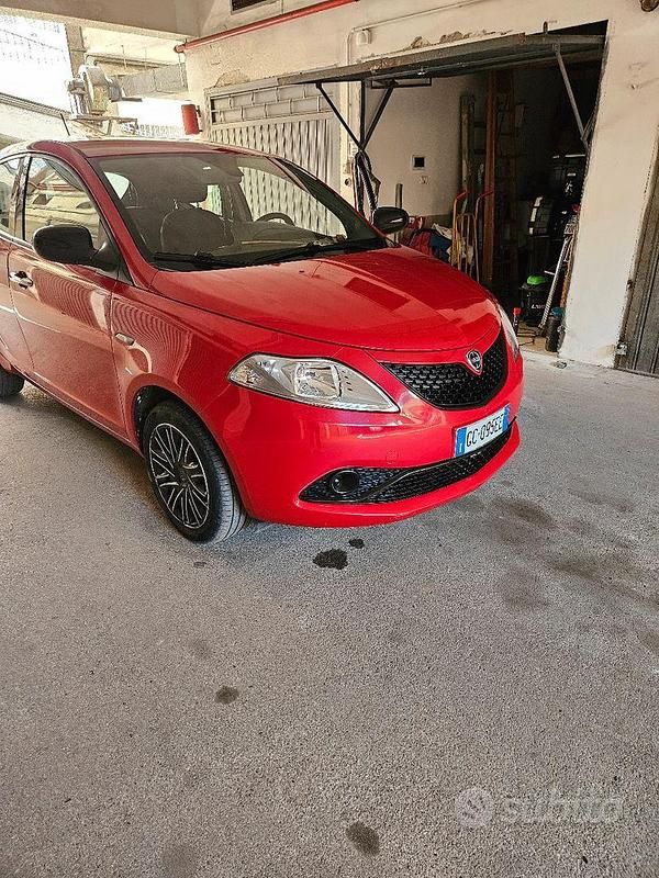 Usata Lancia Ypsilon Gold 60 CV (44 kW) 2020 Rosso Utilitaria