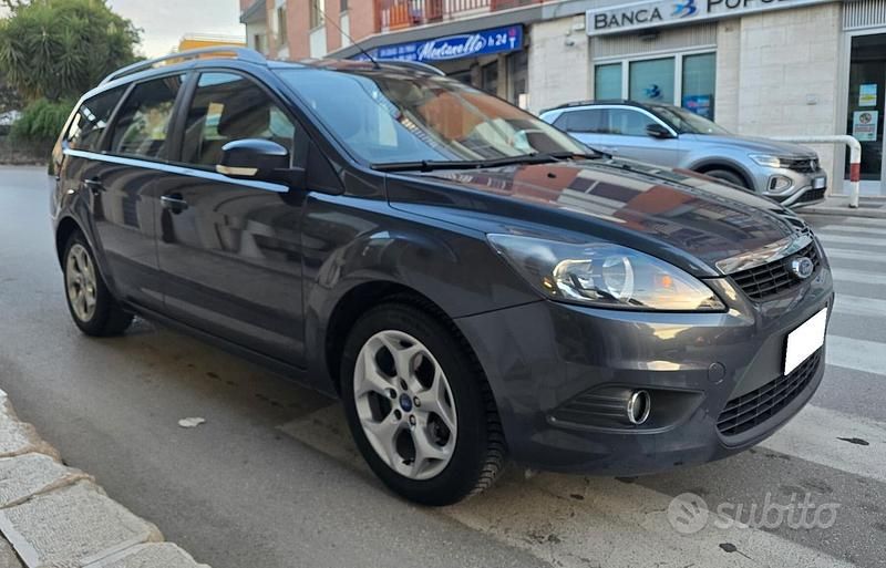 Usata Ford Focus 110 CV (80 kW) 2011 Grigio Station wagon