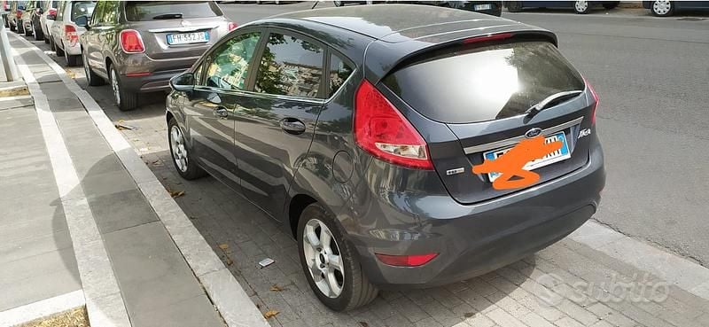 Begagnad Ford Fiesta Titanium 70 HK (51 kW) 2010 Grå Halvkombi
