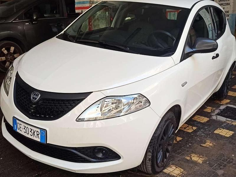 Usata Lancia Ypsilon Gold 69 CV (50 kW) 2021 Bianco Utilitaria