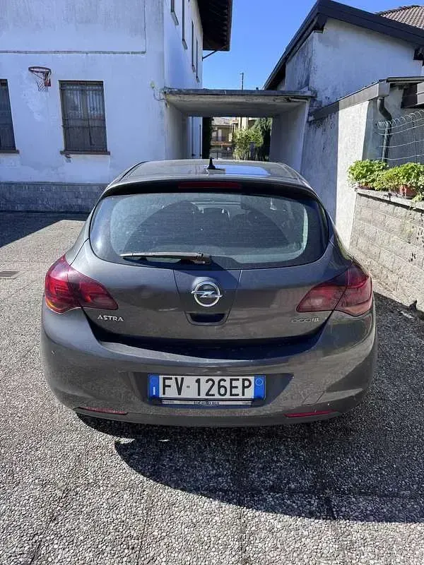 Usata Opel Astra 95 CV (69 kW) 2011 Berlina