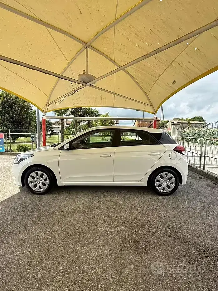 Usata Hyundai i20 75 CV (55 kW) 2018 Bianco Berlina