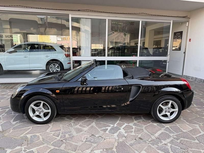 Usata Toyota MR2 140 CV (102 kW) 2000 Nero Cabrio