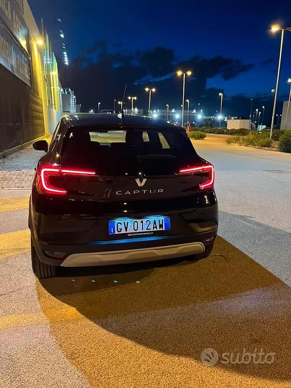 Usata Renault Captur Equilibre 101 CV (74 kW) 2024 Nero SUV