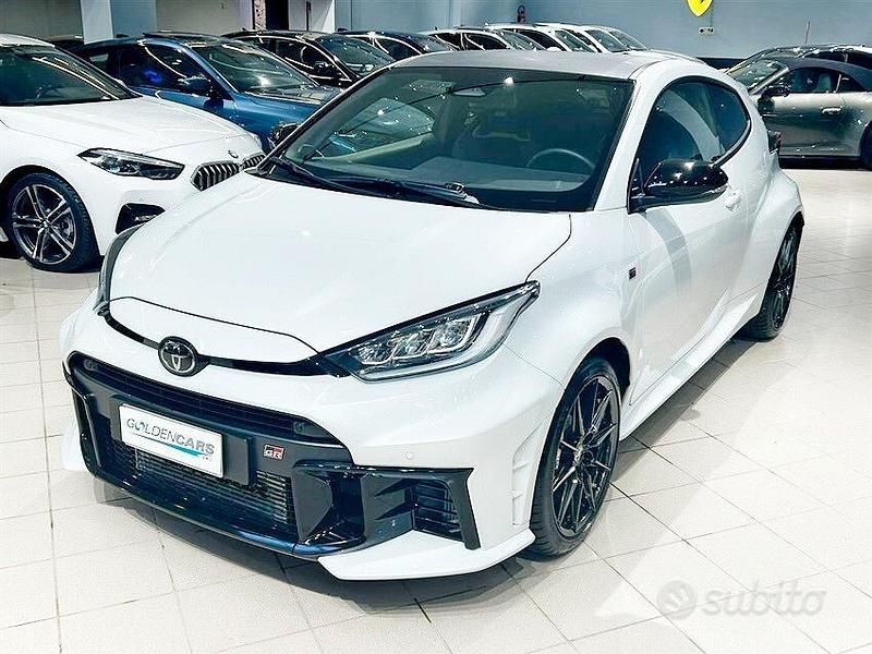 Usata Toyota Yaris 280 CV (205 kW) 2024 Bianco Utilitaria