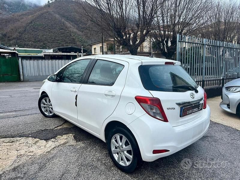 Usata Toyota Yaris Lounge 89 CV (65 kW) 2013 Bianco Berlina
