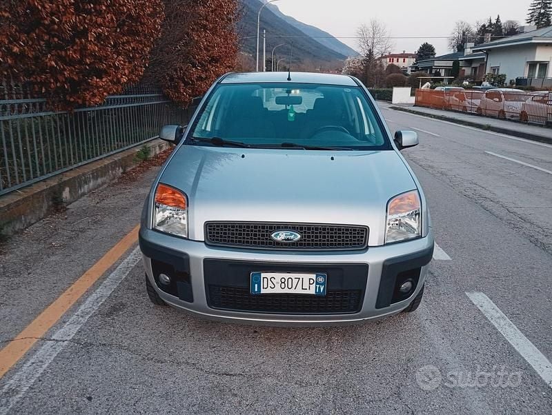 Usata Ford Fusion Titanium 68 CV (50 kW) 2008 Grigio Utilitaria