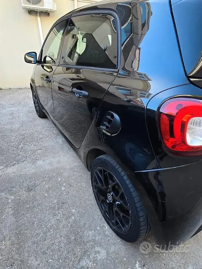 Usata Smart ForFour Superpassion 90 CV (66 kW) 2019 Nero Utilitaria