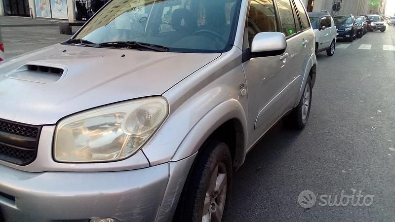 Begagnad Toyota RAV4 128 HK (94 kW) 2005 Grå SUV