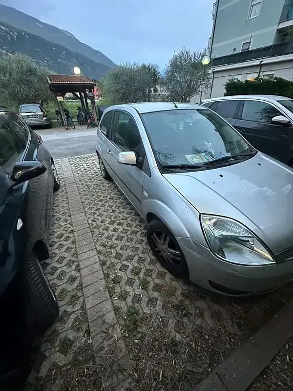 Usata Ford Fiesta Ghia 75 CV (55 kW) 2005 Grigio Utilitaria