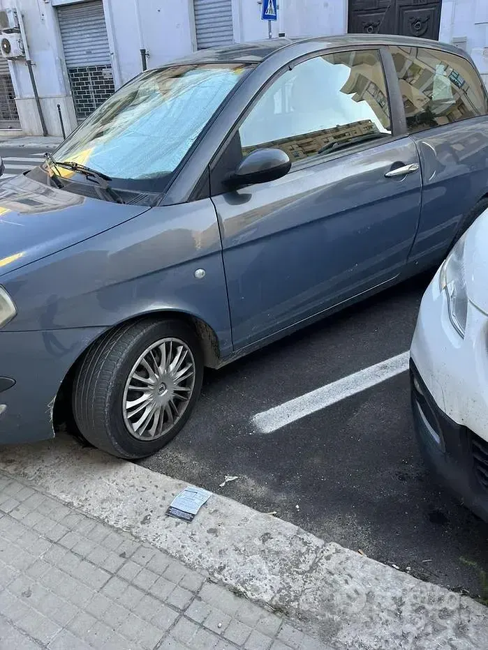 Usata Lancia Ypsilon 69 CV (50 kW) 2004 Bluazzurro Utilitaria