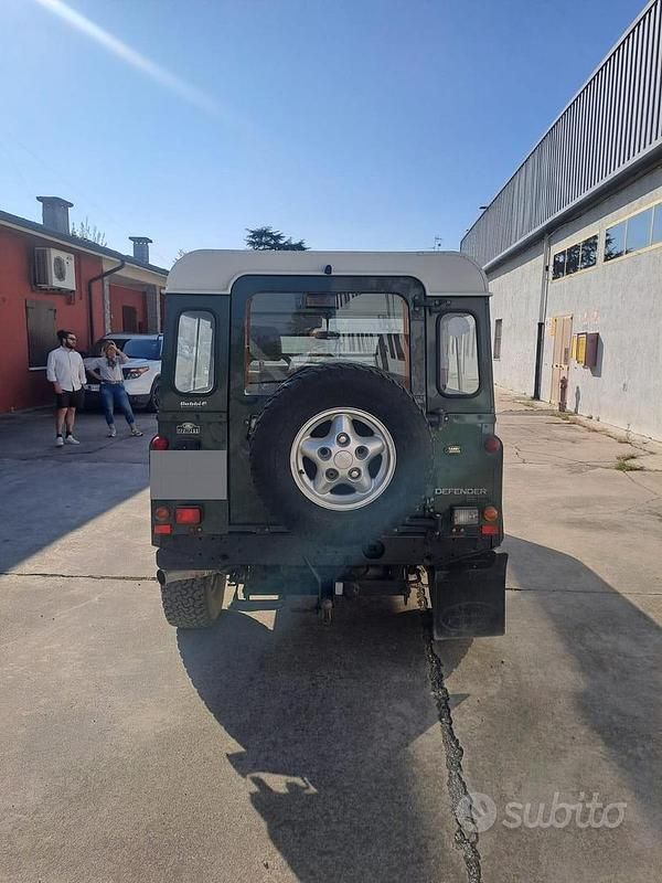 Usata Land Rover Defender 122 CV (89 kW) 2000 Verde SUV