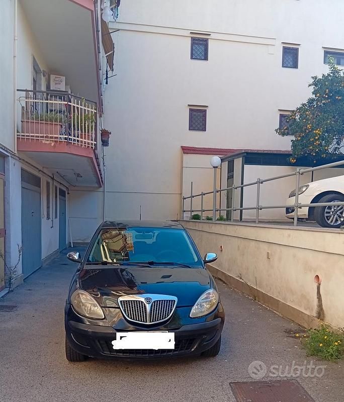 Usata Lancia Ypsilon 80 CV (58 kW) 2004 Nero Utilitaria