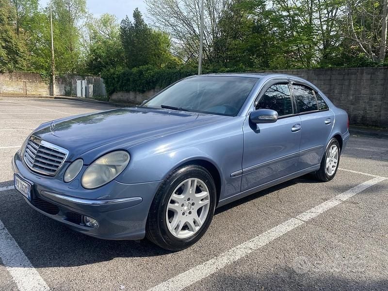 Usata Mercedes E270 Elegance 176 CV (129 kW) 2003 Blu Berlina