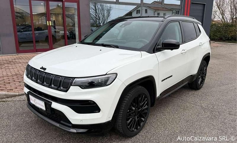 Usata Jeep Compass 131 CV (96 kW) 2024 Alpin white con tetto nero SUV