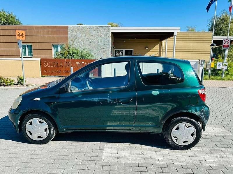 Verde Usata 1999 Toyota Yaris Sol Tre volumi | 1500 € (Buon prezzo) - Immagine 1/4