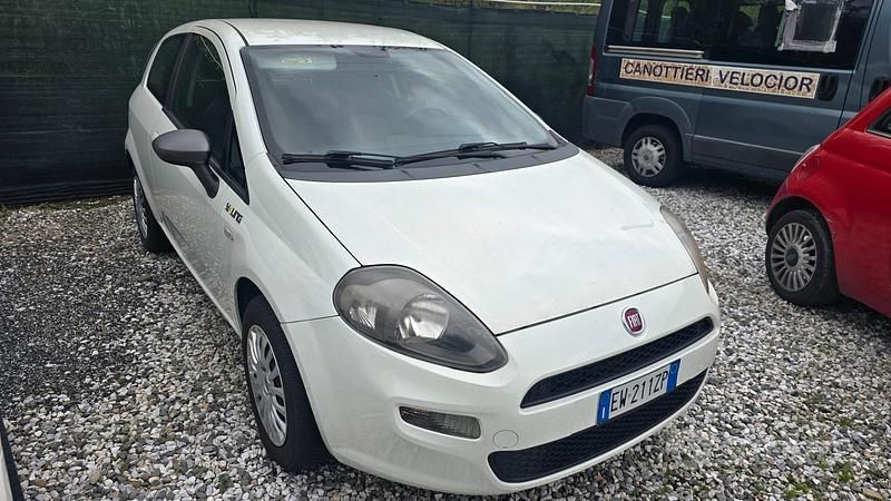 Bianco Usata 2014 Fiat Punto Lounge Tre volumi | 5900 € (Buon prezzo) - Immagine 1/4