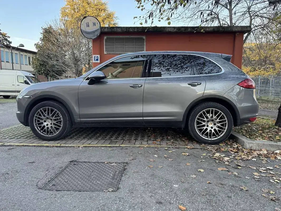 Usata Porsche Cayenne 239 CV (175 kW) 2011 Grigio SUV