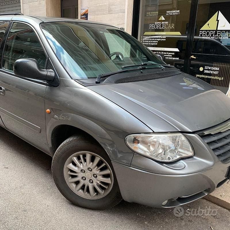 Usata Chrysler Voyager 150 CV (110 kW) 2007 Grigio Monovolume