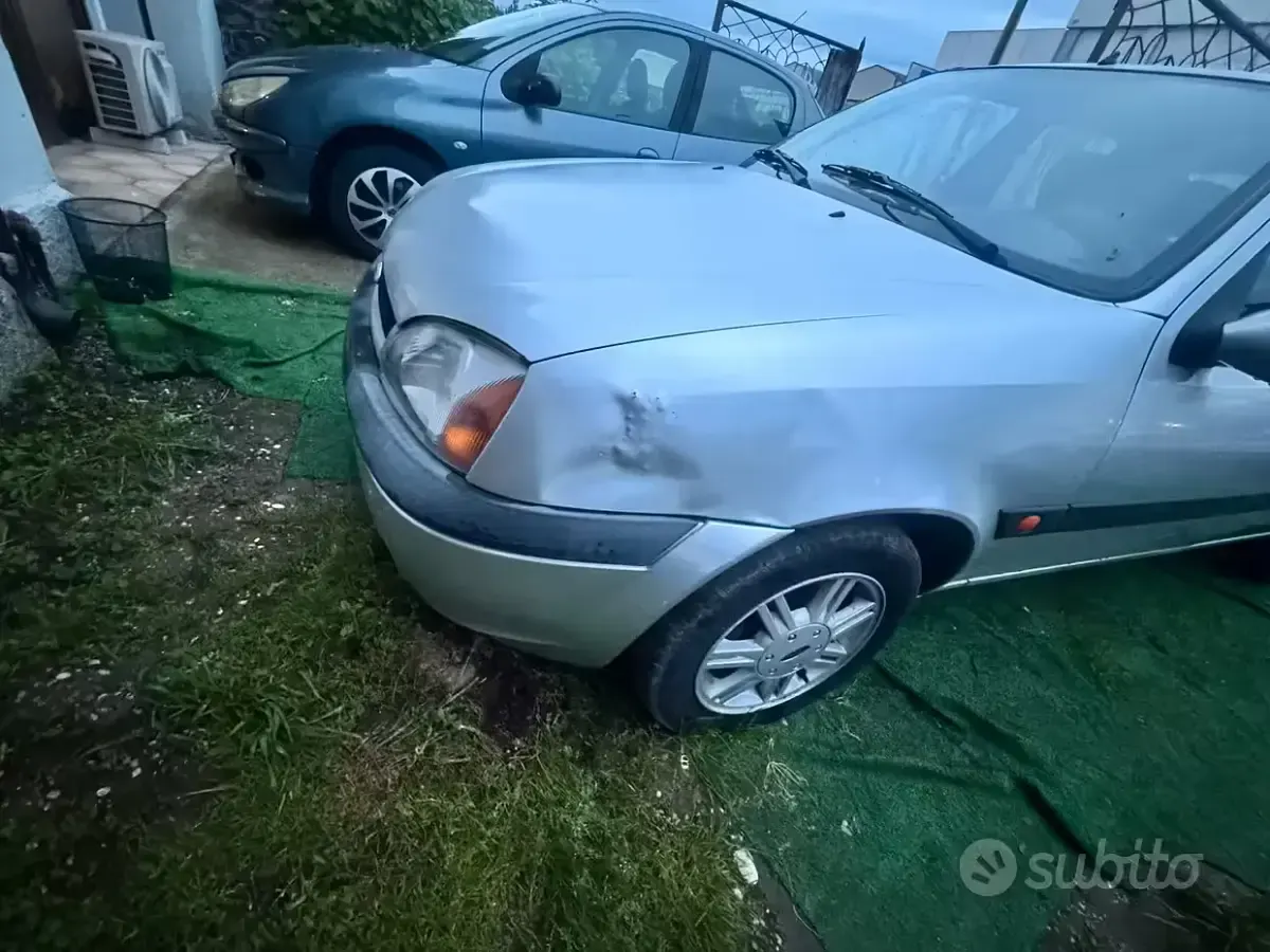 Usata Ford Fiesta 75 CV (55 kW) 2001 Utilitaria