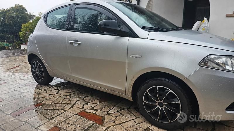 Usata Lancia Ypsilon 69 CV (50 kW) 2018 Grigio Utilitaria