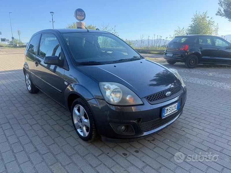 Usata Ford Fiesta Titanium 68 CV (50 kW) 2008 Grigio Utilitaria