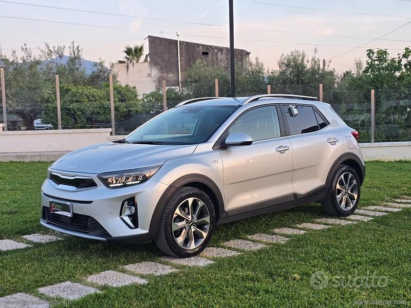Usata Kia Stonic Style 100 CV (73 kW) 2022 Argento SUV