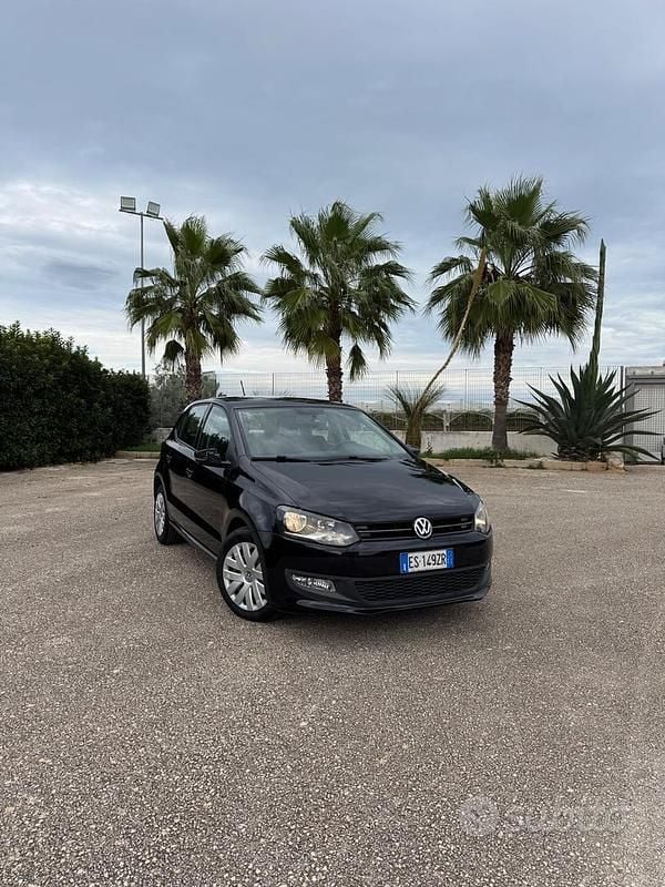 Nero Usata 2013 VW Polo Comfortline Tre volumi | 6200 € (Buon prezzo) - Immagine 1/4