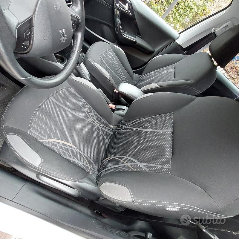 Usata Peugeot 208 Active 68 CV (50 kW) 2014 Bianco Utilitaria