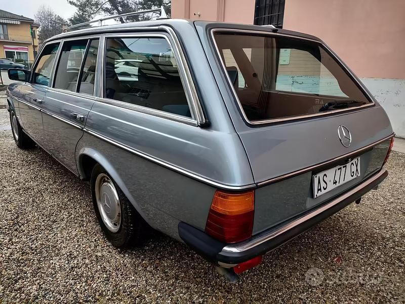 Usata Mercedes 200 108 CV (79 kW) 1983 Blu Station wagon