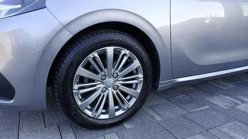 Usata Peugeot 208 Allure 83 CV (61 kW) 2019 Utilitaria