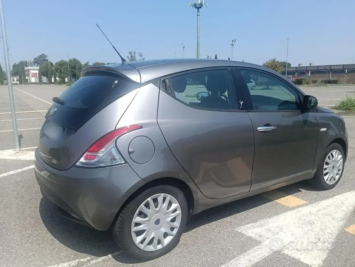 Usata Lancia Ypsilon 60 CV (44 kW) 2011 Grigio Utilitaria